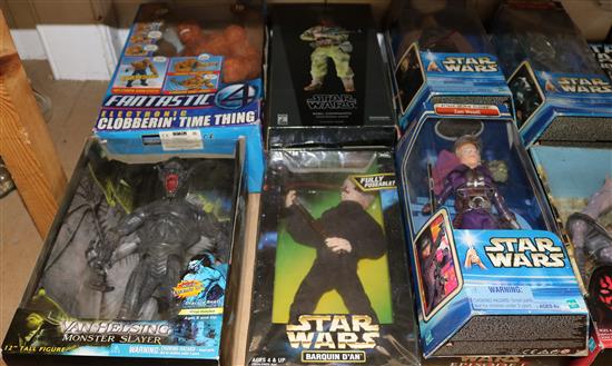 13 Star Wars figures, a poster, magazines & 2 others(-)